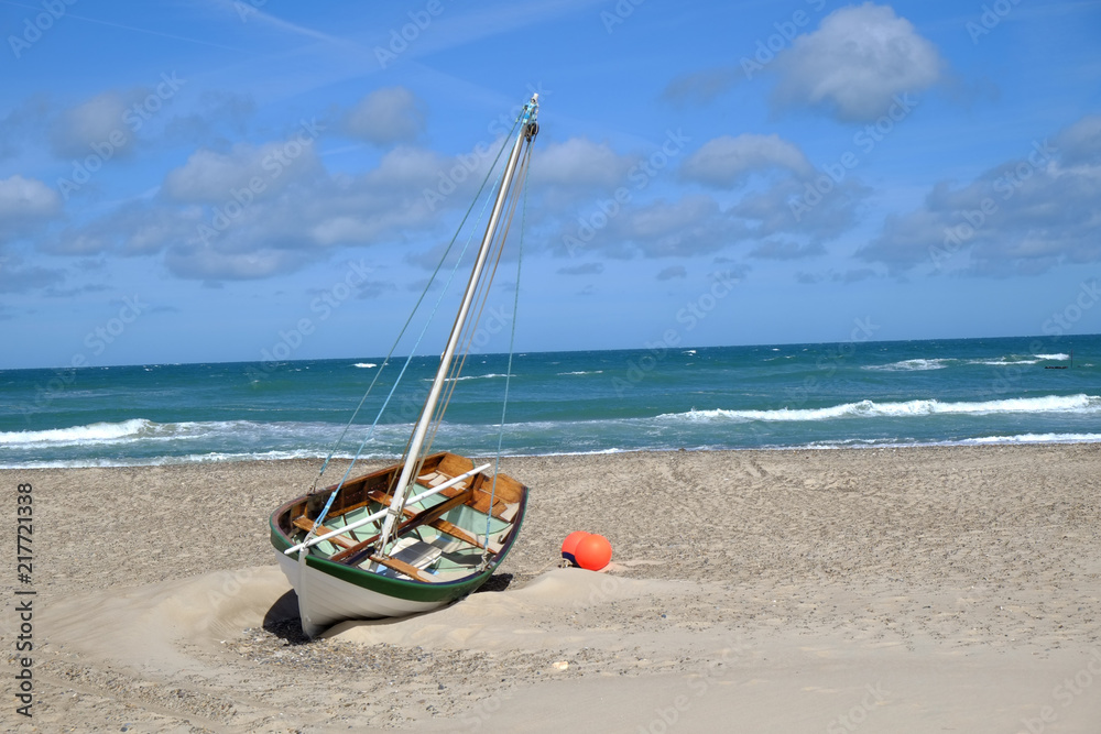 Schiff strandet bei Sonnenschein am Ufer Schiff strandet bei Sonnenschein am Ufer