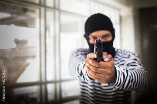 Murderers with guns invade the robbery of valuables in the House.
