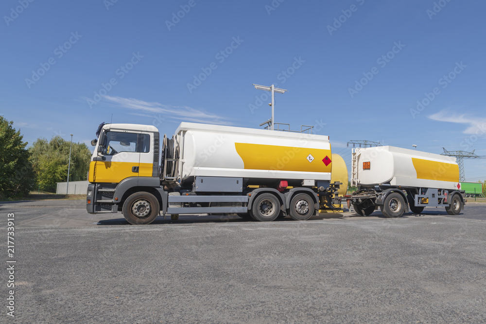 Gefahrgut LKW mit Gefahrgutschildern für Entzündbare flüssige Stoffe 3 und Umweltgefährdende Stoffe nach ADR 2009
