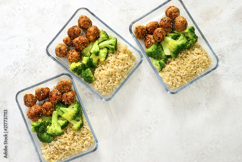  Meatballs and broccoli lunch boxes