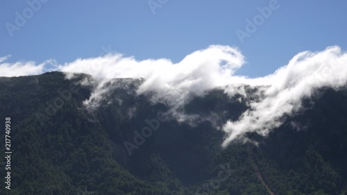 Wolken ziehen über einen Berg V3 (Timelapse)