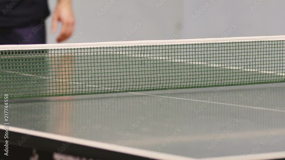 Vídeo do Stock We can see a white ping pong ball travelling from one