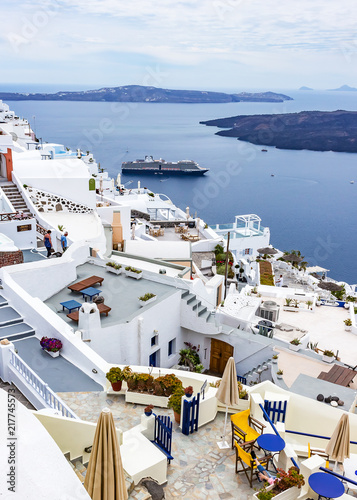 From the terraces of the hotels you have a nice view of the cruise ships that dock at Fira, Santorini, Grtiekenland