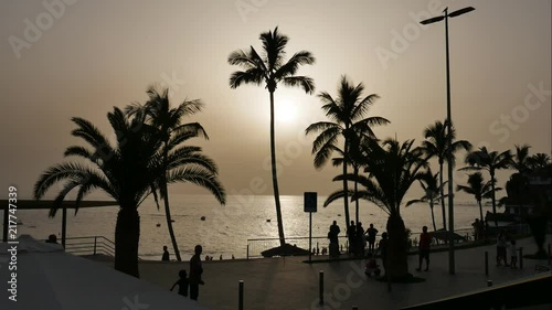 Sonnenuntergang an einer Promenade auf La Palma (Timelapse)