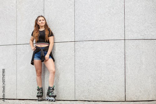 Young woman riding roller skates © Voyagerix