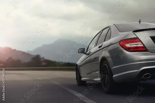 Obraz jazda samochodem na dużych prędkościach za miastem