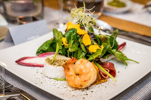 Fresh salad with shrimp and goat cheese