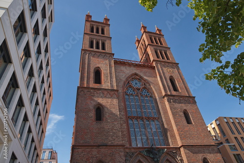 Die wegen Bauschäden geschlossene Friedrichswerdersche Kirche mit benachbarten Neubauten photo