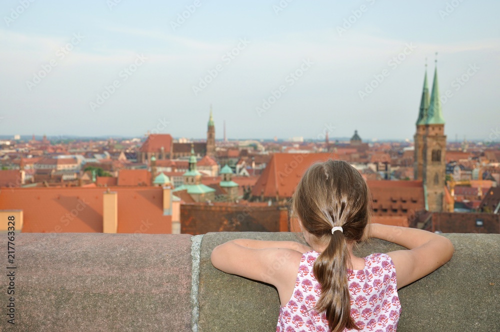 Obraz premium Child looking at the scenic cityscape of Nuremberg, view from the top