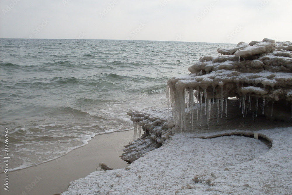 sople lodowe na plaży i brzeg morza zimą