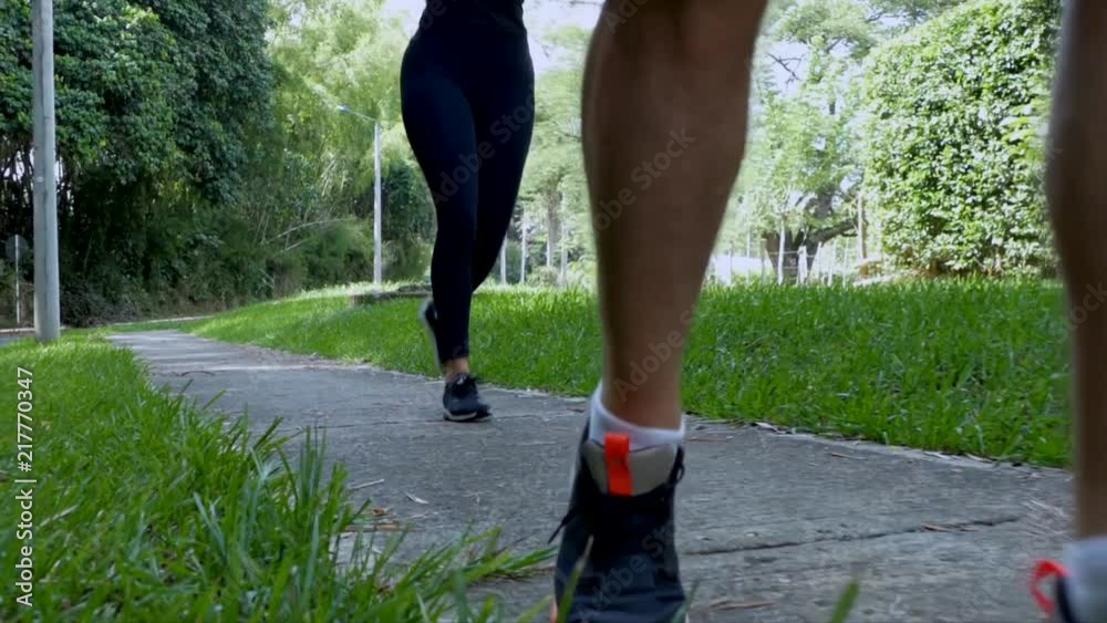 Hombre y mujer corriendo