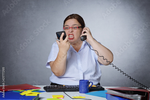 Schilderij op canvas femme en colère et stressée au bureau