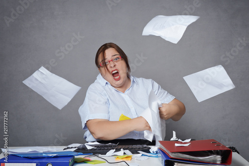 Foto femme en colère et stressée au bureau
