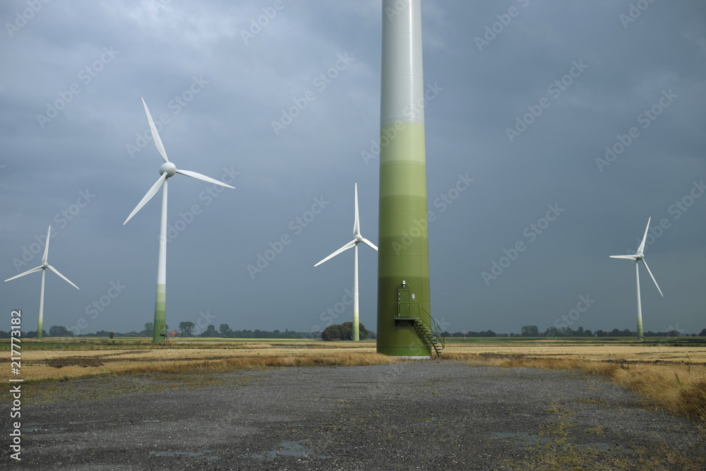 Windräder und Mast mit Eingang - Stockfoto Windräder und Mast mit Eingang - Stockfoto