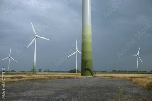 Windräder und Mast mit Eingang - Stockfoto