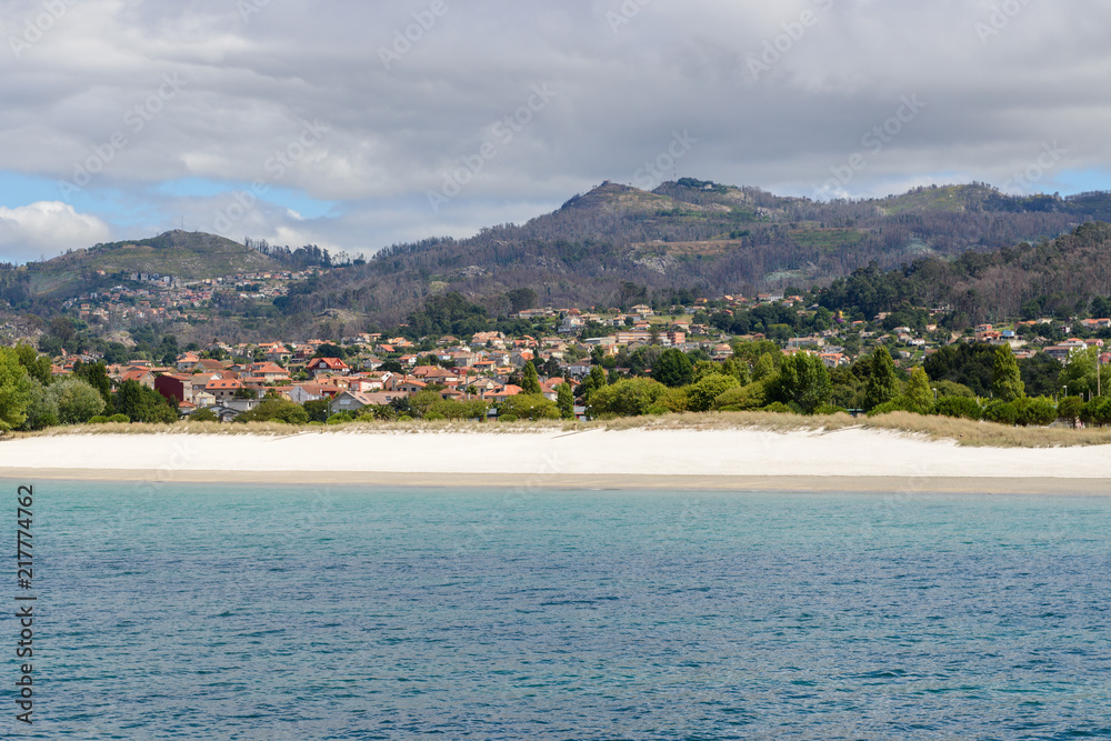 Fototapeta premium empty sea beach, view from the sea