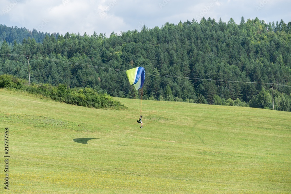 Obraz premium Paragliders on the meadow. Slovakia
