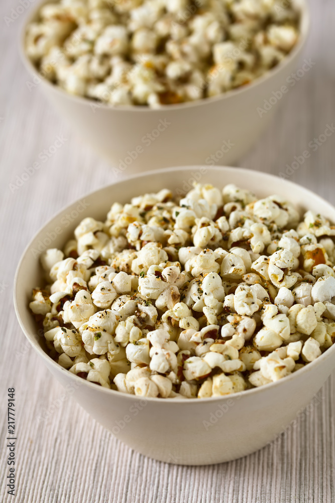 Frischer hausgemachter Popcorn mit Käse, Salz, Knoblauch und Oregano, fotografiert mit natürlichem Licht (Selektiver Fokus, Fokus in die Mitte der ersten Schüssel) Frischer hausgemachter Popcorn mit Käse, Salz, Knoblauch und Oregano, fotografiert mit natürlichem Licht (Selektiver Fokus, Fokus in die Mitte der ersten Schüssel)