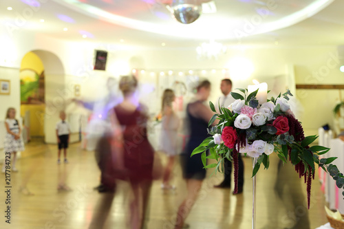 Bukiet kolorowych kwiatów na sali tanecznej, weselnej.
