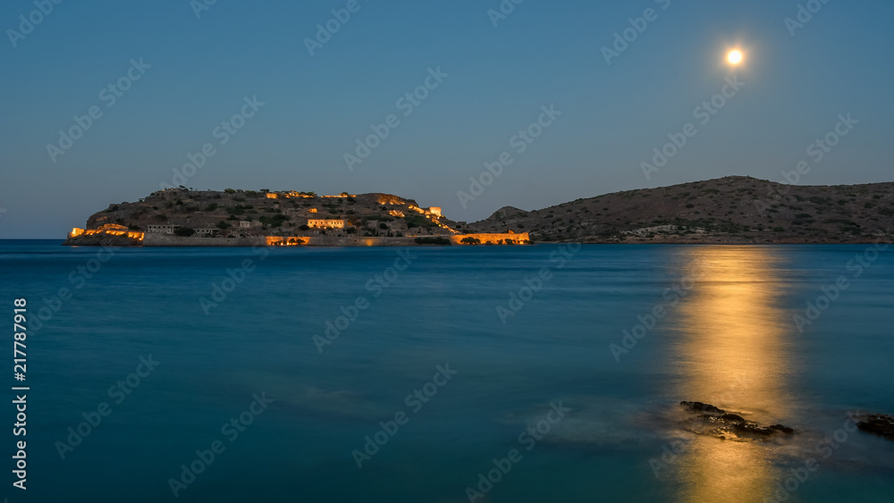 Der Mond spiegelt sich im Mittelmeer vor Spinalonga Der Mond spiegelt sich im Mittelmeer vor Spinalonga