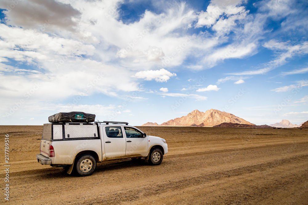 Road trip aventure jeep 4x4 camping namibie raid chemin de terre safari