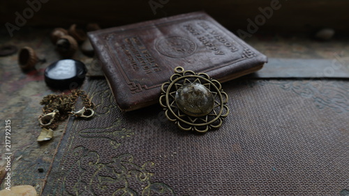 Foto an old book and a necklace