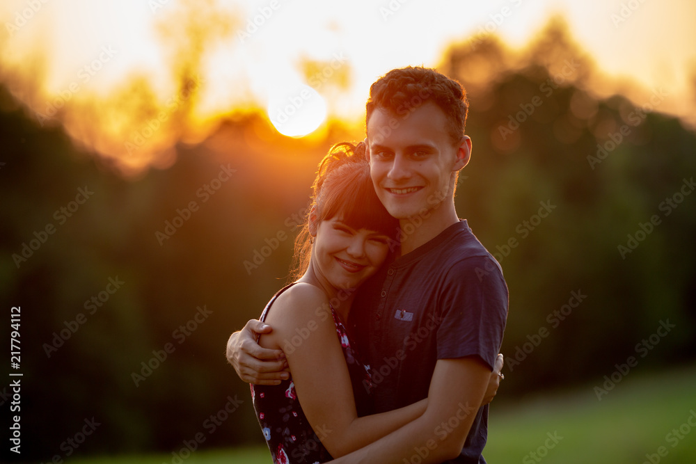 Obraz premium Young couple at sunset