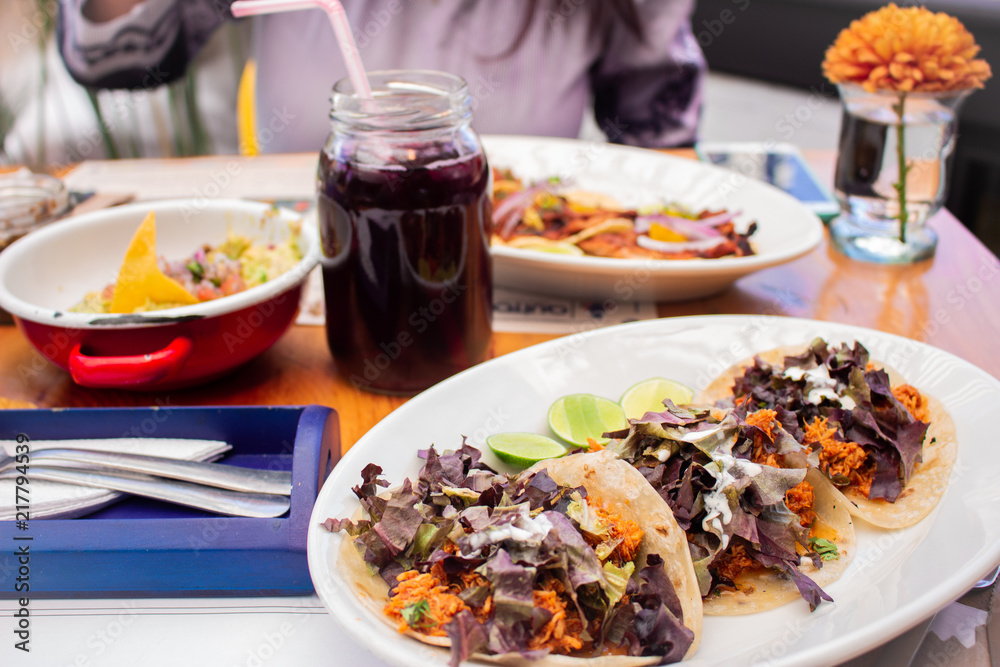 Tacos al pastor y Agua de jamaica