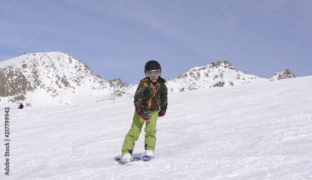 Niño disfrutando del esquí en vacaciones de invierno. San Arlos de Bariloche, Patagonia, Argentina. 