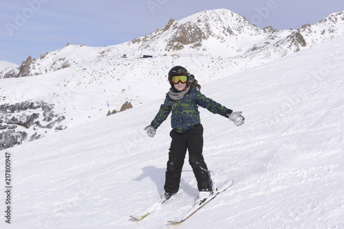 Niño disfrutando del esquí en vacaciones de invierno. San Arlos de Bariloche, Patagonia, Argentina. 