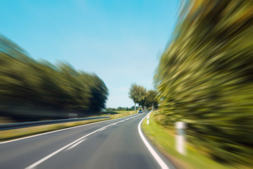 Fotobehang Snelle auto Snelle rit over landelijke snelweg  © hanohiki