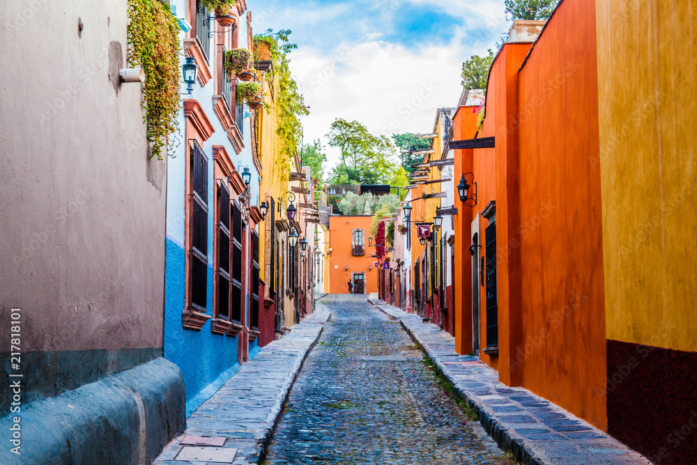 Fototapeta premium Kolorowa ulica w San Miguel de Allende w Meksyku.