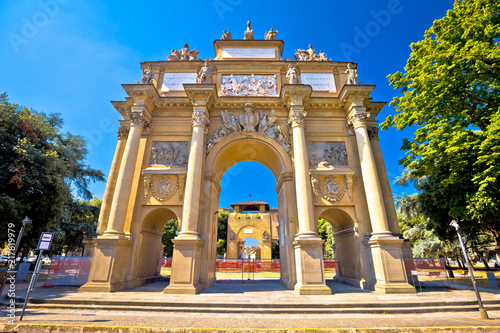 Tableau sur toile Piazza della Liberta square and Triumphal Arch of the Lorraine in Florence
