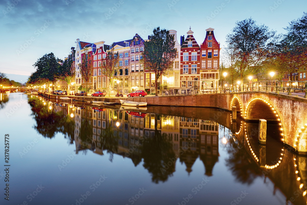 Fototapeta premium Amsterdam w Holandii w nocy