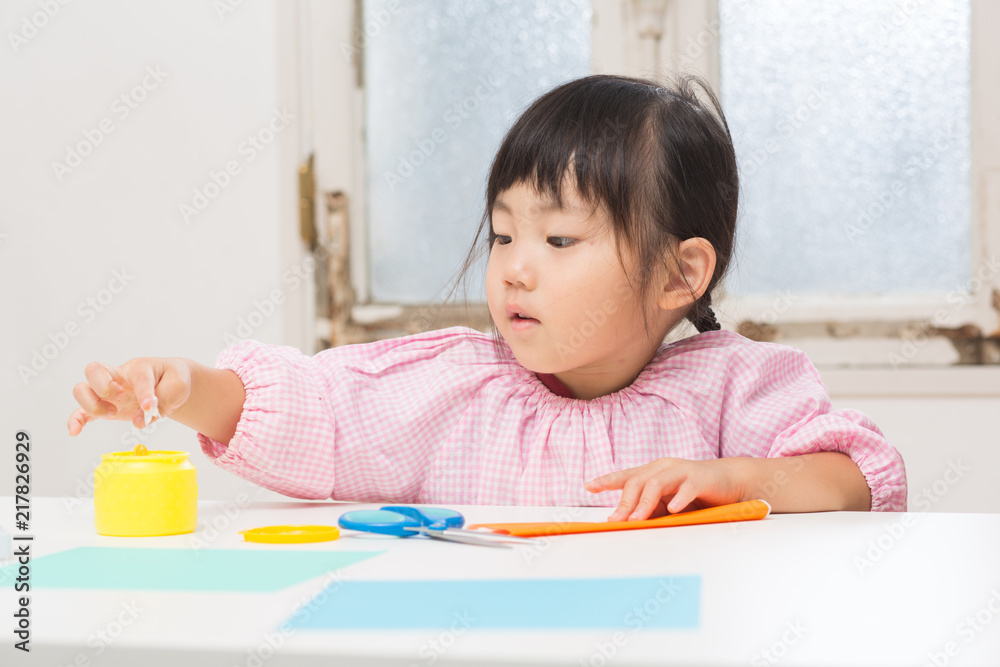 工作をする子供 工作をする子供
