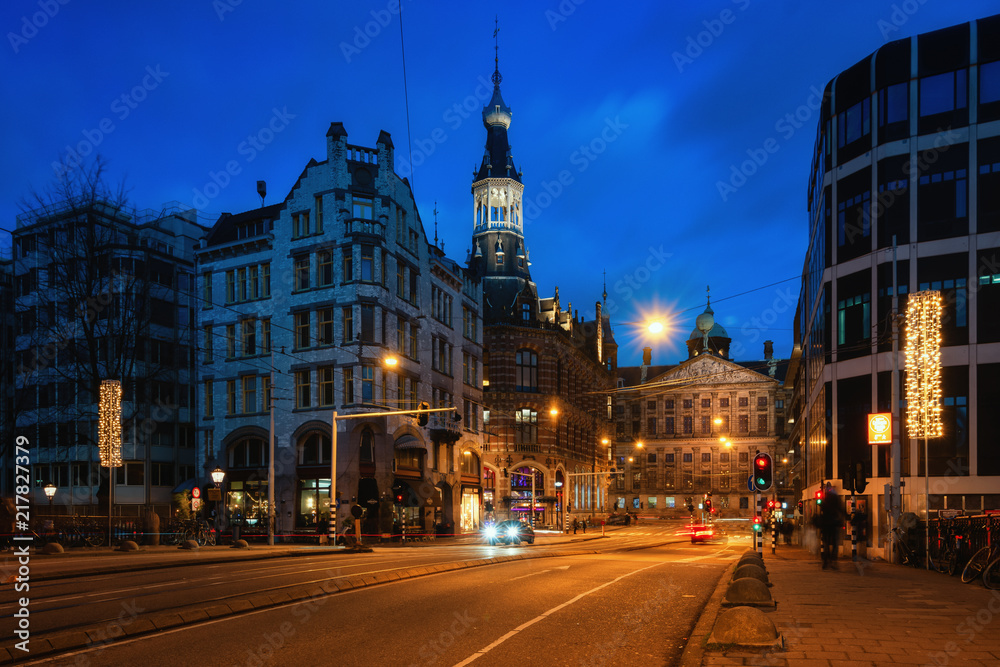 Fototapeta premium Raadhuisstraat na starym mieście w Amsterdamie z tyłem Pałacu Królewskiego w tle