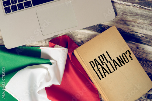 Ein Computer  Flagge von Italien und Buch mit dem Titel Sprechen Sie italienisch