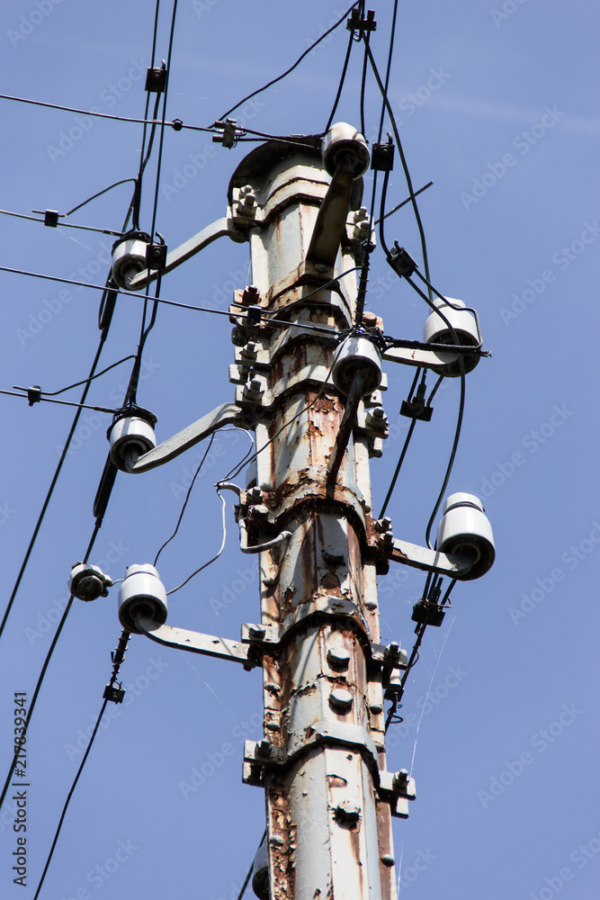 Vieux poteau téléphonique rouillé Vieux poteau téléphonique rouillé