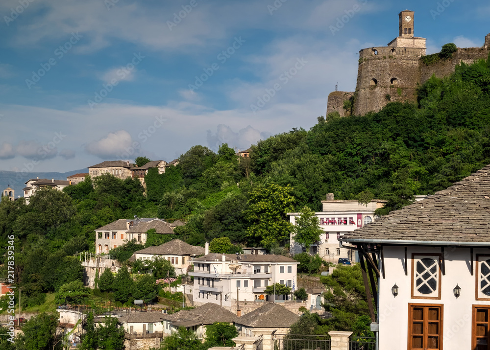 Gjirokastra, Albanien,Teil der Altstadt unterhalb der Festung.18097.jpg