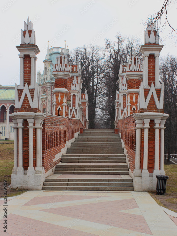 Obraz premium Moscow / Russia: Tsaritsyno Museum-reserve in spring - Shaped bridge, longitudinal view