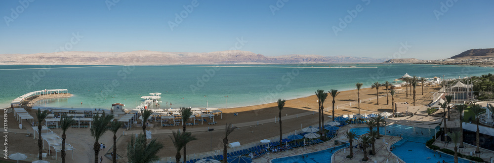 Fototapeta premium Panoramic view the dead sea from Ein Bokek beach shore 