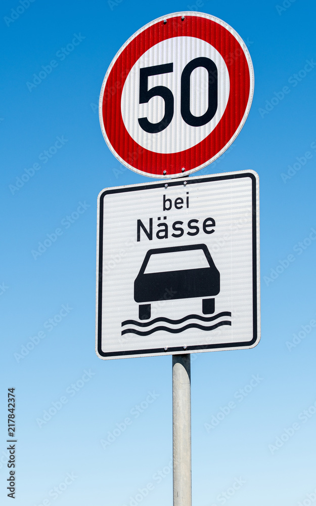 Verkehrszeichen, Tempolimit 50 bei Nässe, Deutschland Verkehrszeichen, Tempolimit 50 bei Nässe, Deutschland
