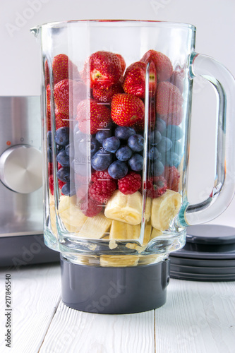 Obraz na płótnie Making smoothie , fresh fruits in glass blender jar w salonie