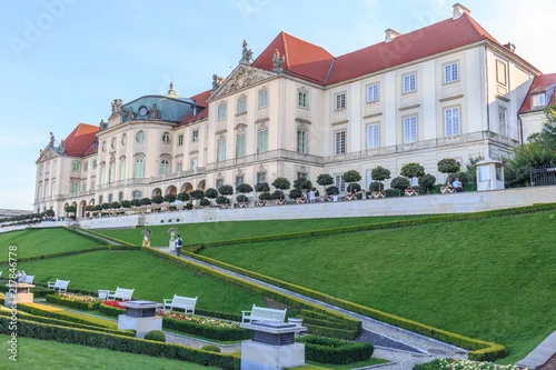 Fototapeta Wschodnia fasada Zamku Królewskiego w Warszawie (od strony Wisły) z częścią ogrodów