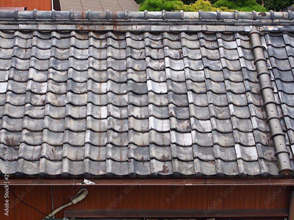 古い日本家屋の瓦屋根stock Photo Adobe Stock