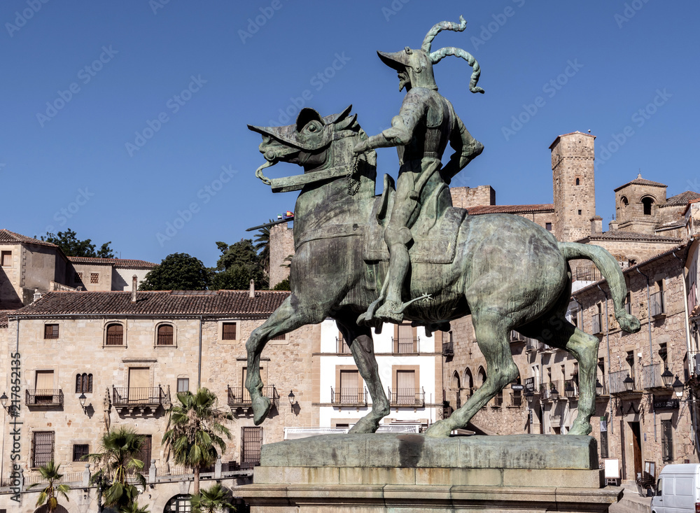 Fototapeta premium Equestrian statue of the conquistador Francisco Pizarro, the work of the American sculptor Charles Cary Rumsey, located on a granite pedestal in the main square of the city, Trujillo, Spain
