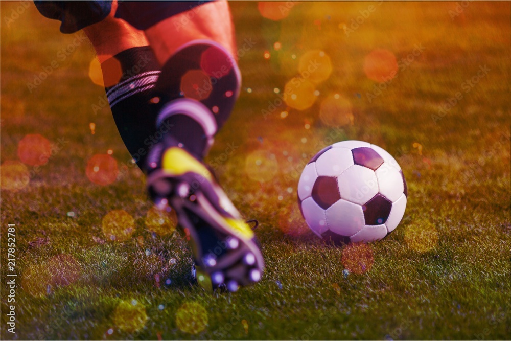 Fototapeta Młody sportowy mężczyzna w mundurze grać w piłkę nożną