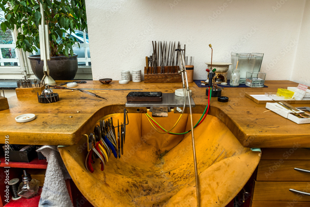 Goldsmith online working table