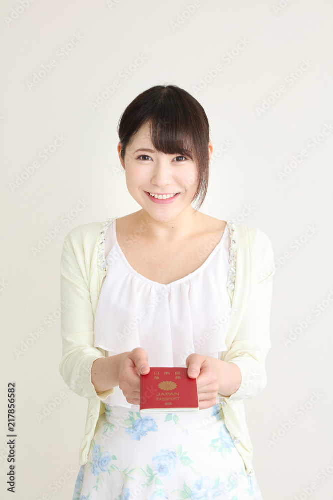 パスポートを持つ女性