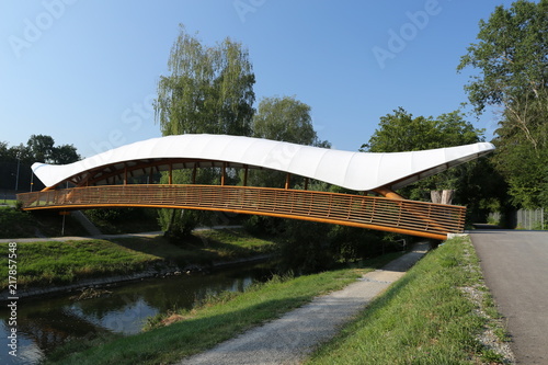 Überdachte Holzbrücke über die Glatt, bei Opfikon – Glattbrugg, Kanton Zürich, Schweiz photo